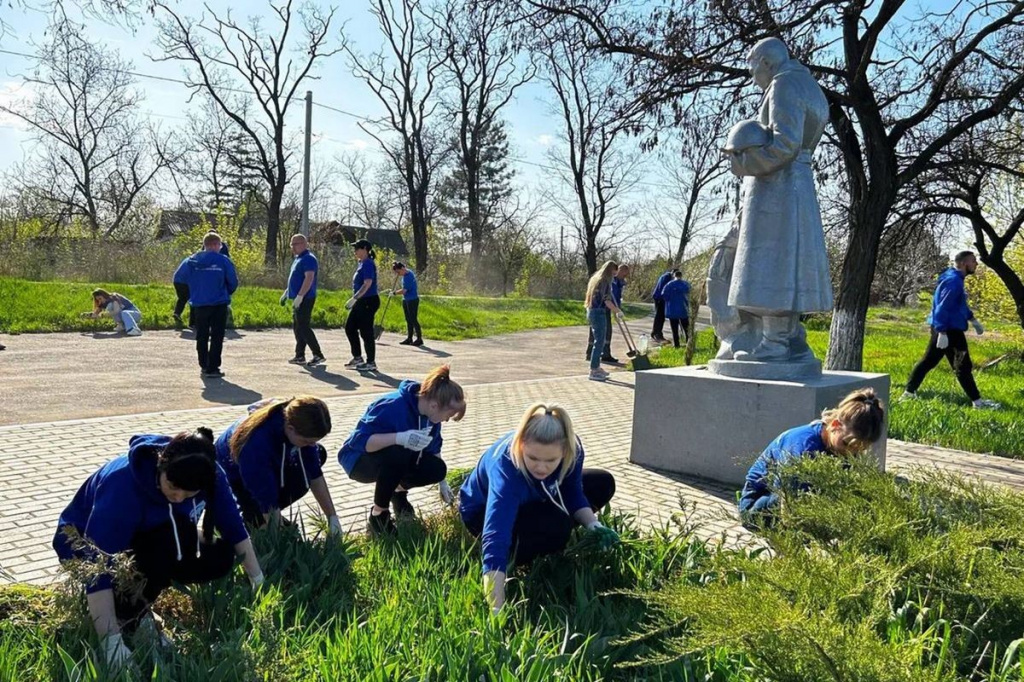 Провели субботники по благоустройству памятников Великой Отечественной войне